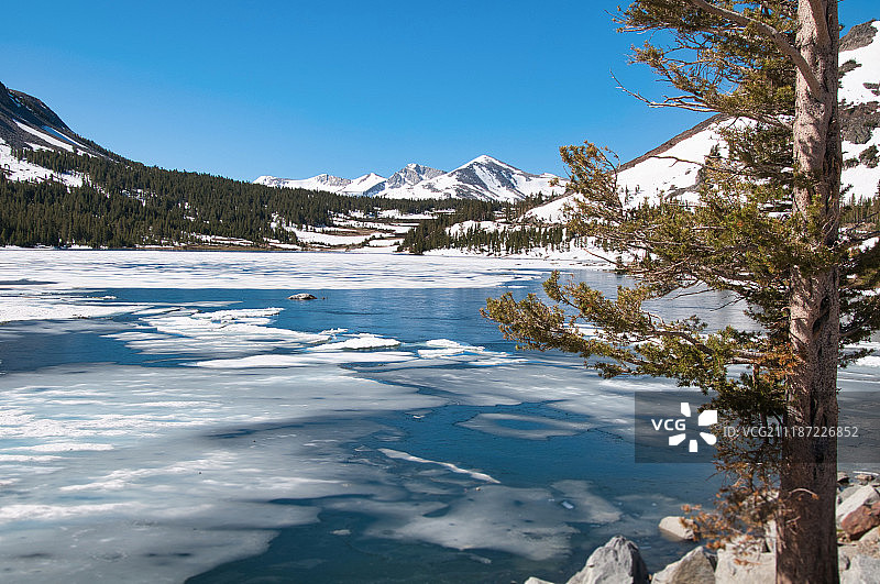 优胜美地国家公园冰冻的蒂亚娜湖图片素材