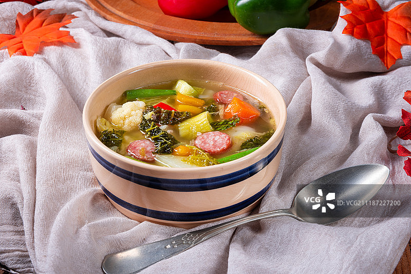 美味的秋季蔬菜香肠培根汤图片素材