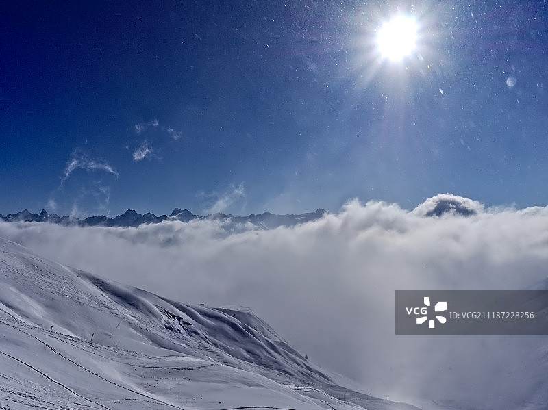 多云的雪景图片素材