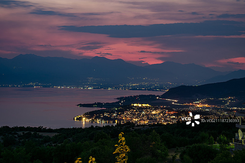 日落后奥赫里德湖的倒影图片素材