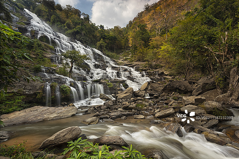 瀑布森林图片素材