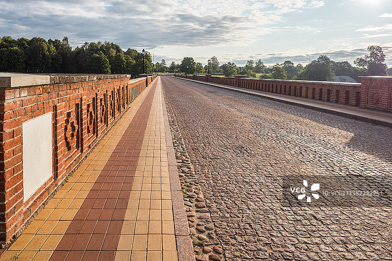 库尔迪加文塔河上的砖桥图片素材