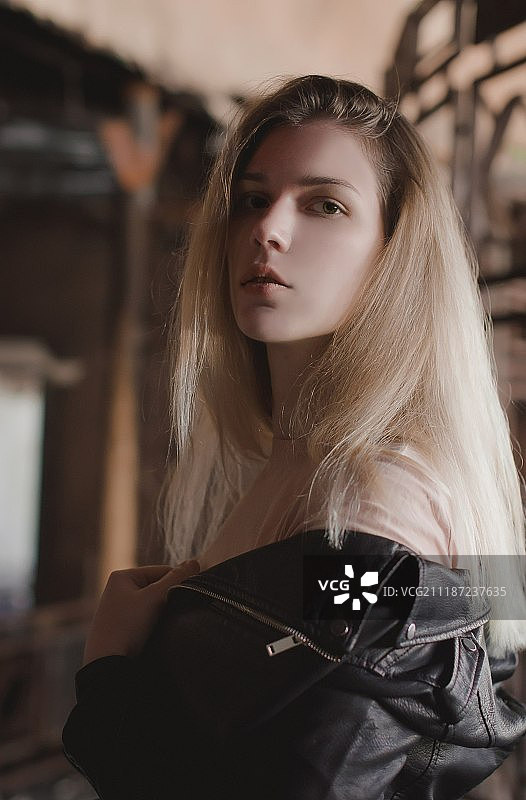 茱莉亚和烧毁的咖啡馆图片素材