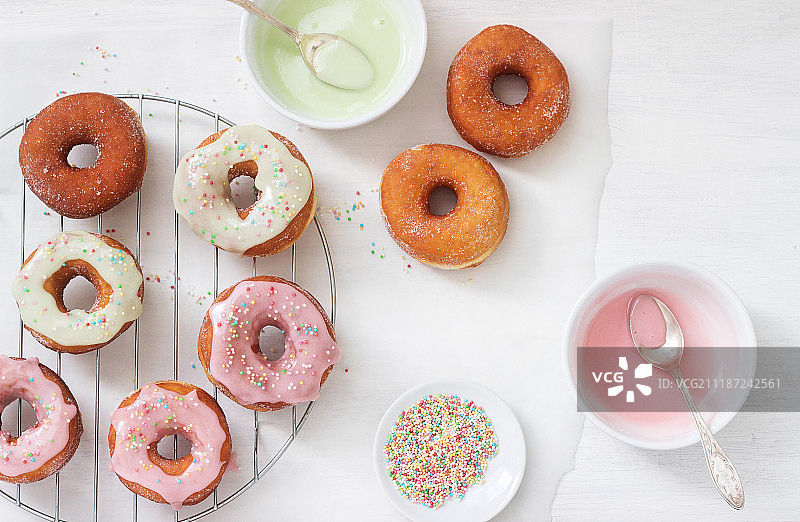 彩色糖霜甜甜圈图片素材