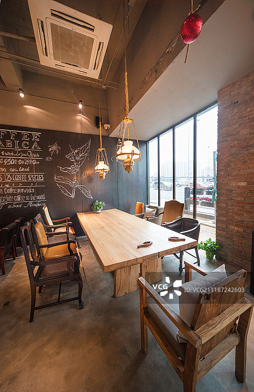 咖啡馆 实木长桌图片素材