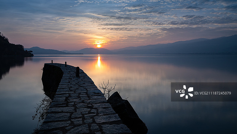湖边的日落和日出图片素材
