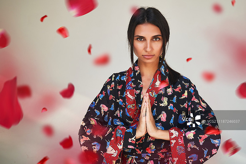 祈祷的女人身上的花瓣图片素材