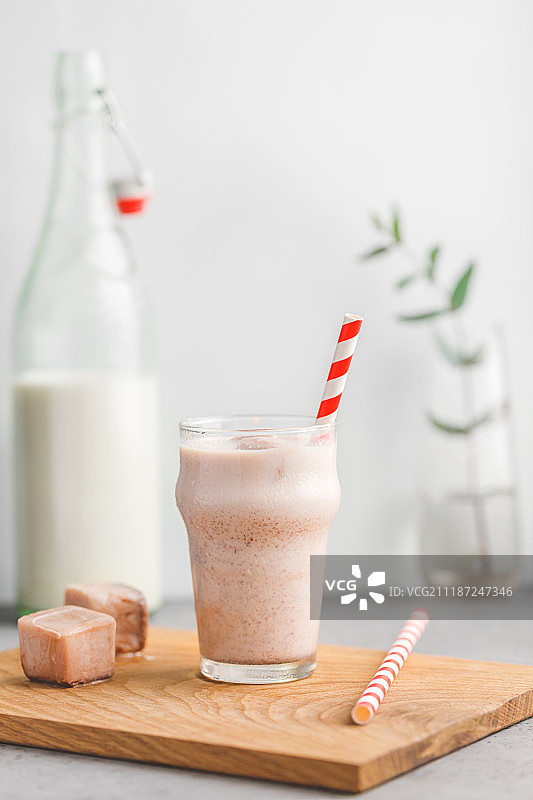 用牛奶、蛋白质、可可和冰块制成的冷健身奶昔，健康概念图片素材