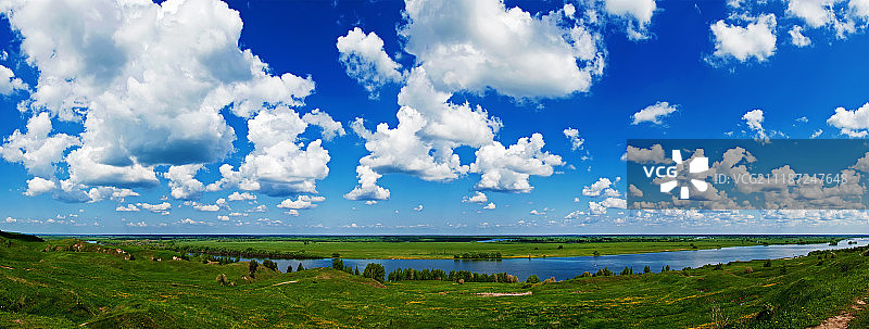多云蓝天下的田园风光图片素材