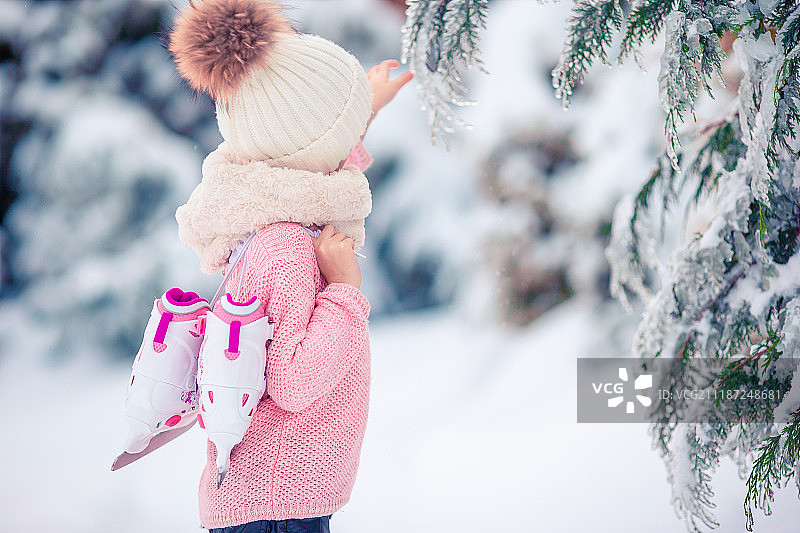 可爱的小女孩在户外滑冰图片素材