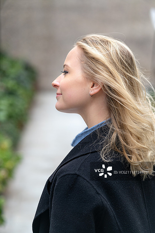 在城市公园里拥有金色头发的快乐女商人图片素材