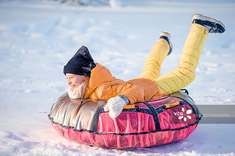 可爱的快乐小女孩冬日雪天滑雪橇图片素材