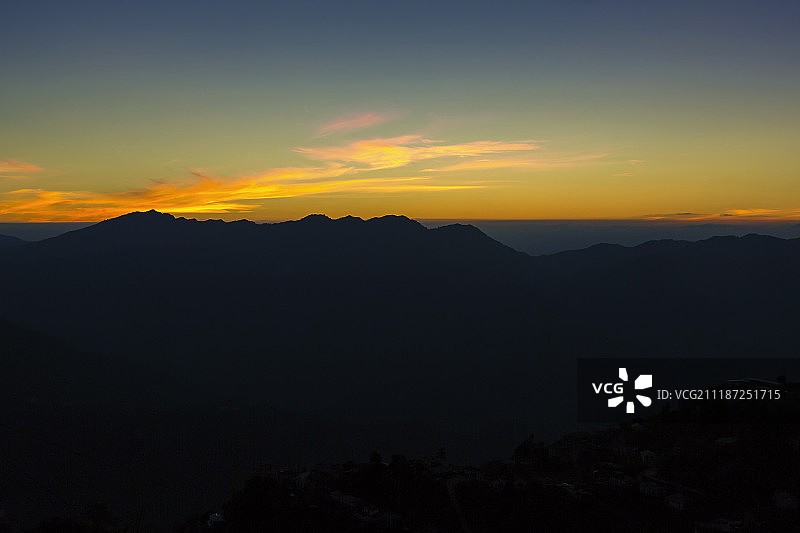 日落时群山的剪影图片素材