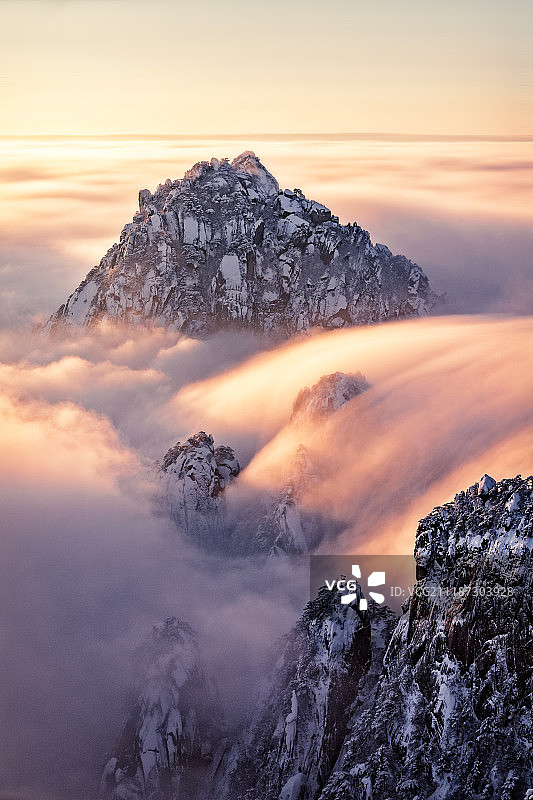 雪映黄山图片素材