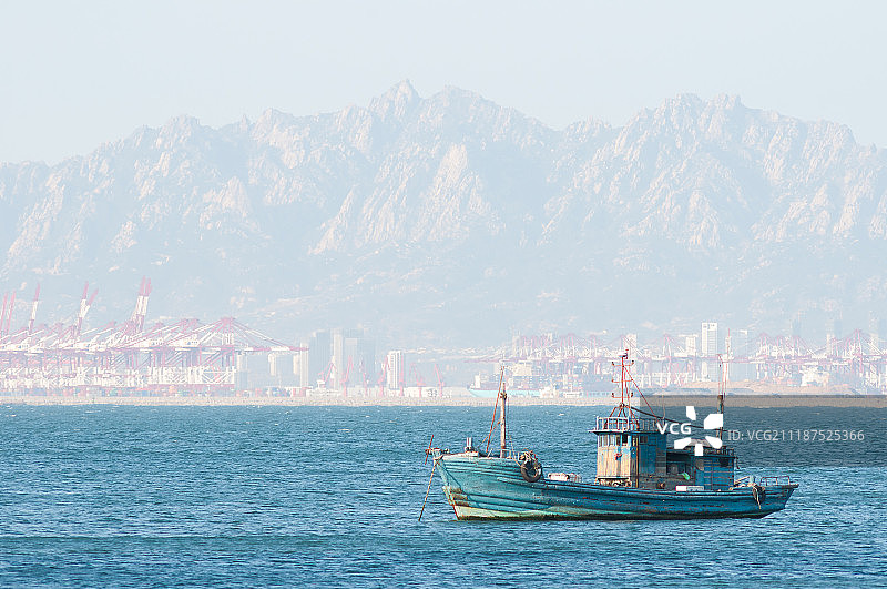 行驶在海上的渔船图片素材