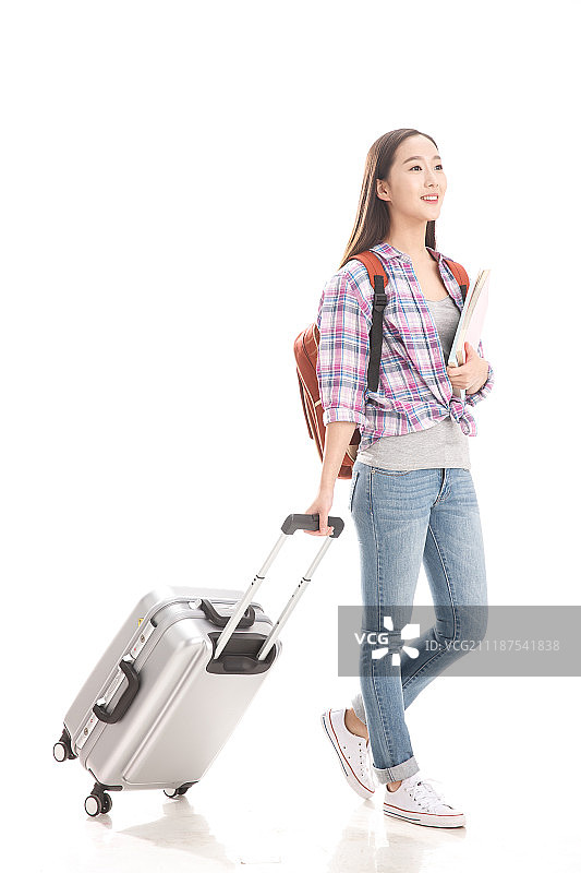 年轻女孩拉着行李箱旅行图片素材