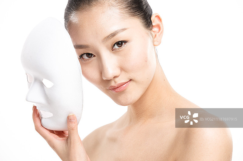 年轻女人拿着面膜图片素材