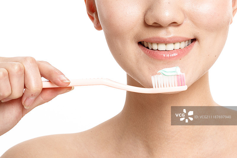年轻女人刷牙图片素材
