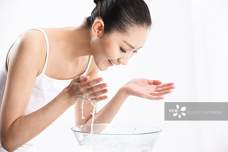 年轻女人洗脸图片素材