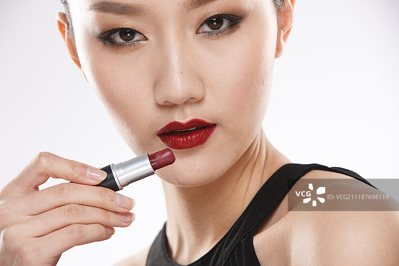 年轻女人化妆图片素材