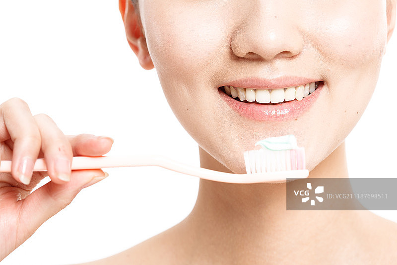 年轻女人刷牙图片素材