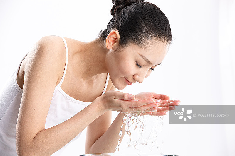 年轻女人洗脸图片素材