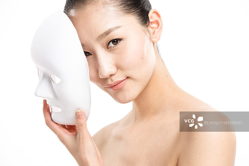年轻女人拿着面膜图片素材