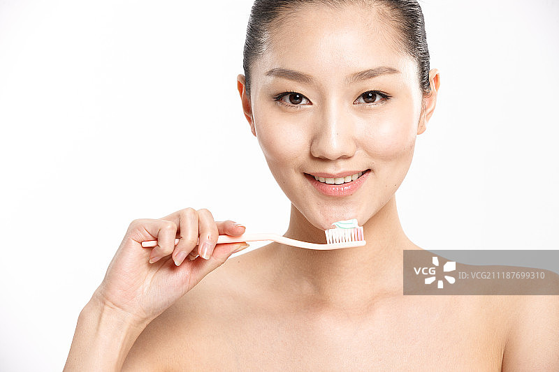年轻女人刷牙图片素材