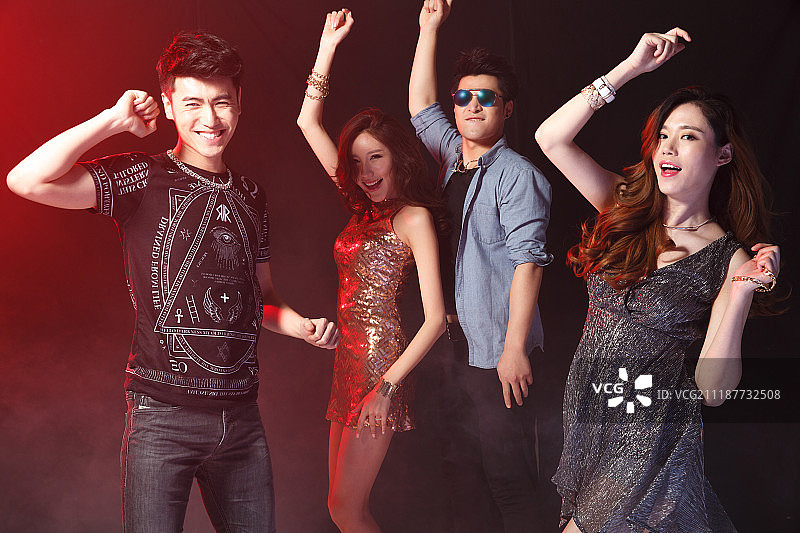 青年男女在酒吧跳舞图片素材