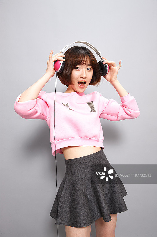 青年女人听音乐图片素材