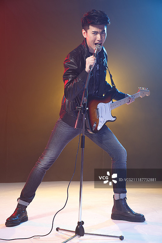 青年男人在酒吧唱歌图片素材