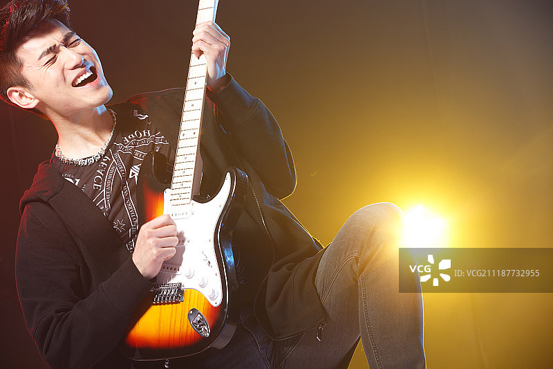 青年男人在酒吧唱歌图片素材