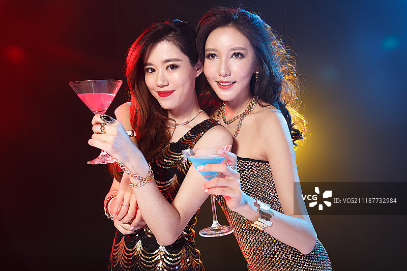 青年女人在酒吧喝酒图片素材