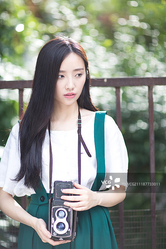 拿照相机的年轻女人图片素材