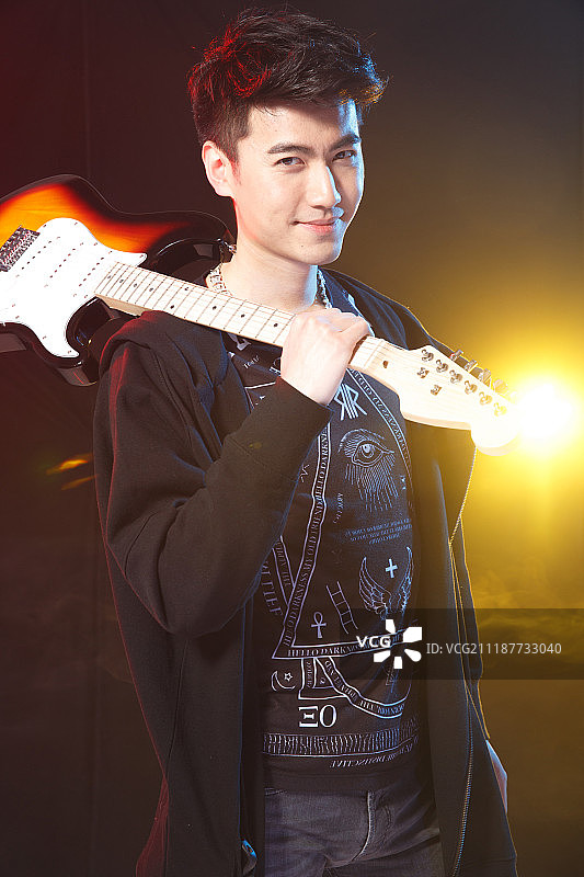 青年男人在酒吧唱歌图片素材