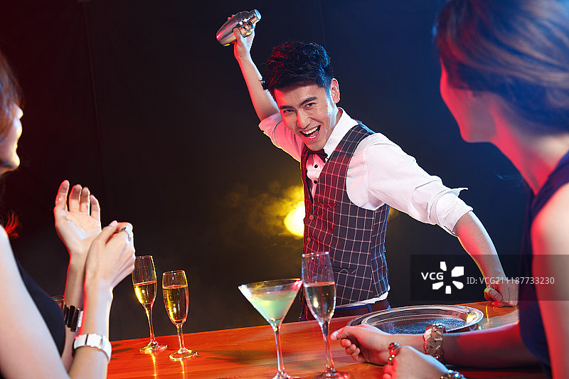 青年男女在酒吧喝酒图片素材