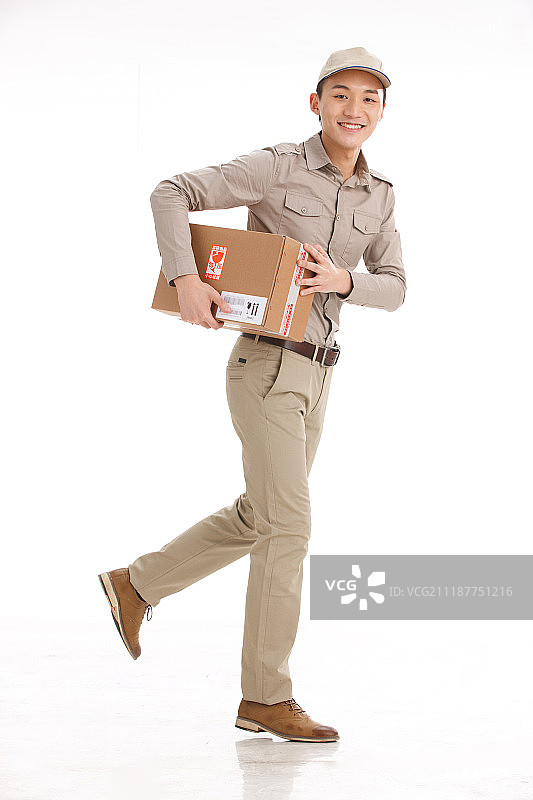 年轻的物流人员在工作图片素材