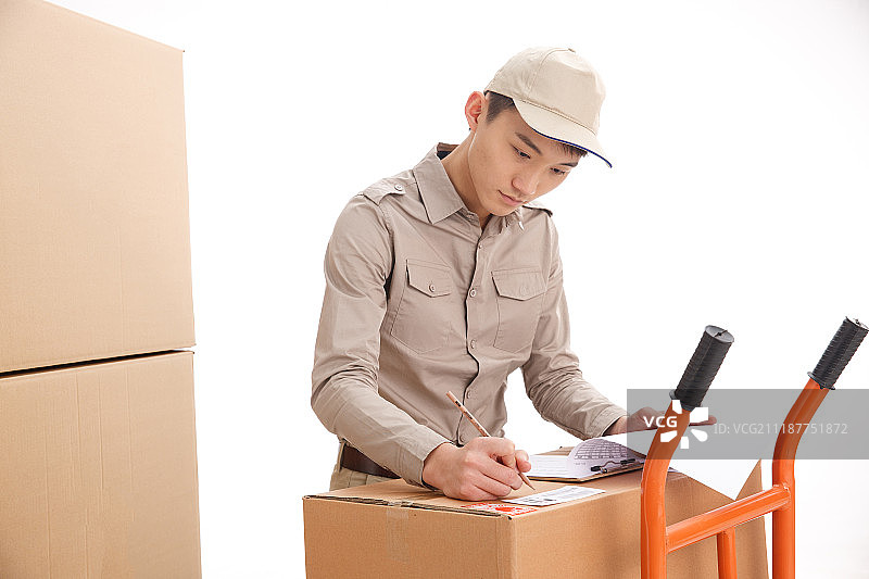 年轻的物流人员在工作图片素材