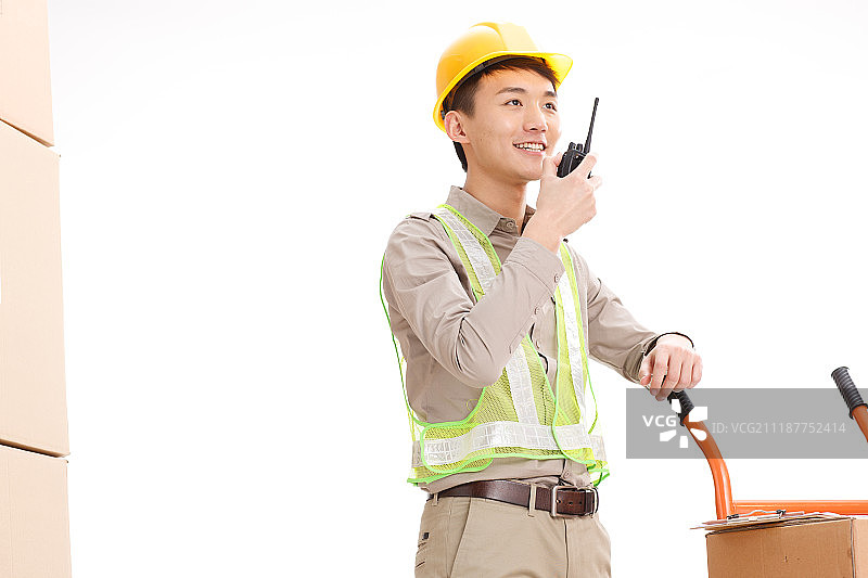 年轻的物流人员拿着对讲机图片素材