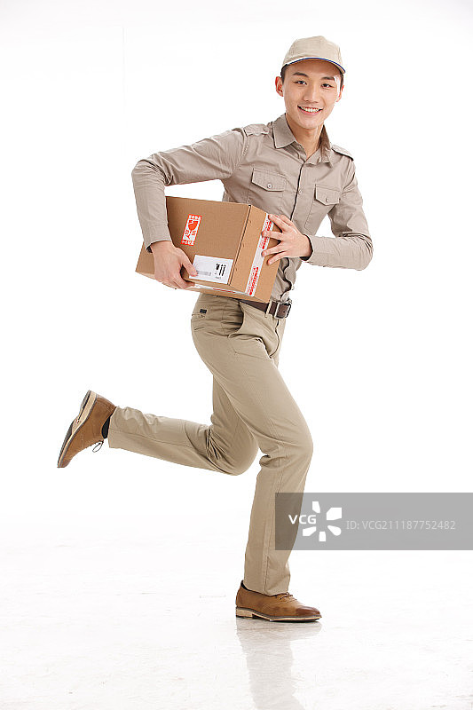 年轻的物流人员在工作图片素材