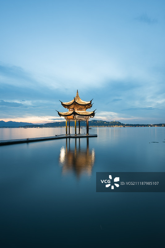 杭州西湖集贤亭夜景图片素材