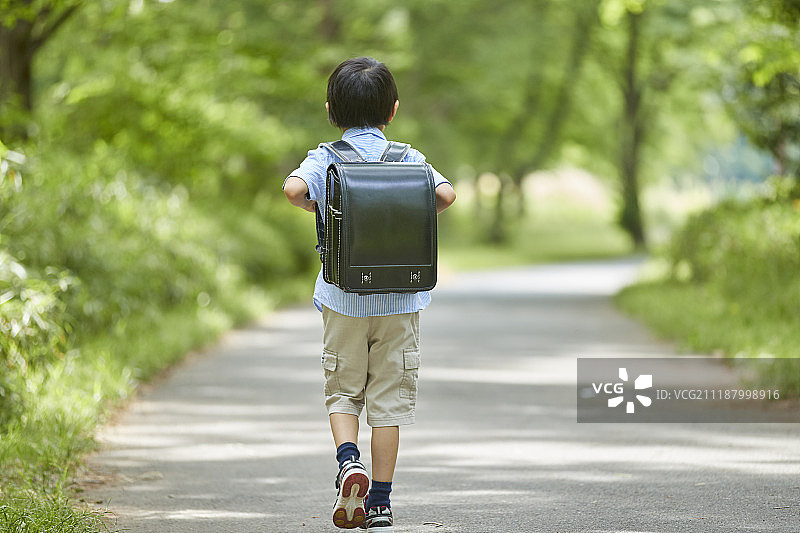 一个日本小孩在城市公园里图片素材
