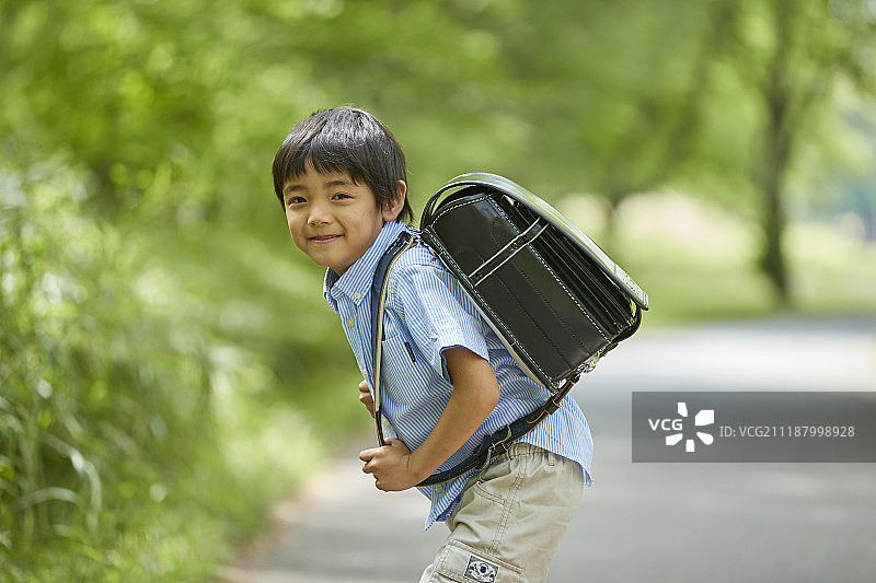一个日本小孩在城市公园里图片素材