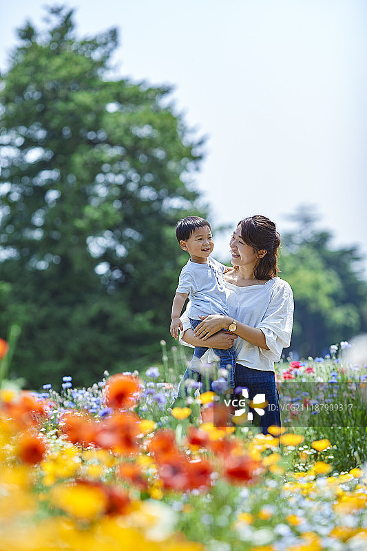 一个日本家庭在城市公园里图片素材