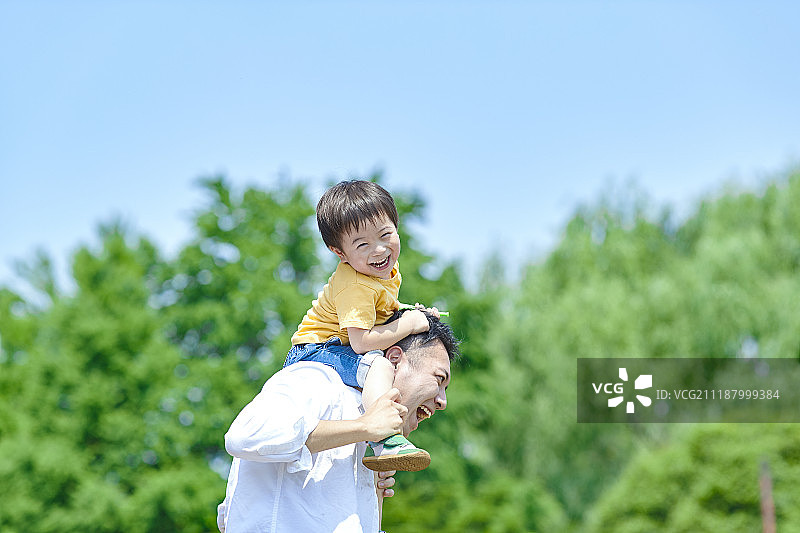 一个日本家庭在城市公园里图片素材