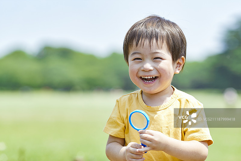 一个日本小孩在城市公园里图片素材