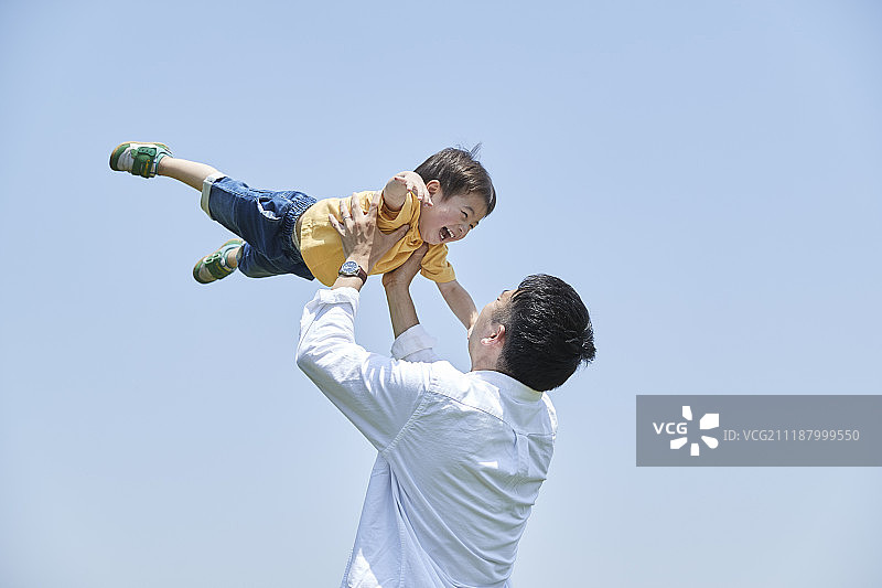 一个日本家庭在城市公园里图片素材