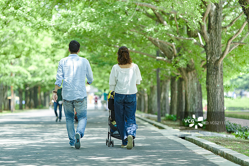 一个日本家庭在城市公园里图片素材
