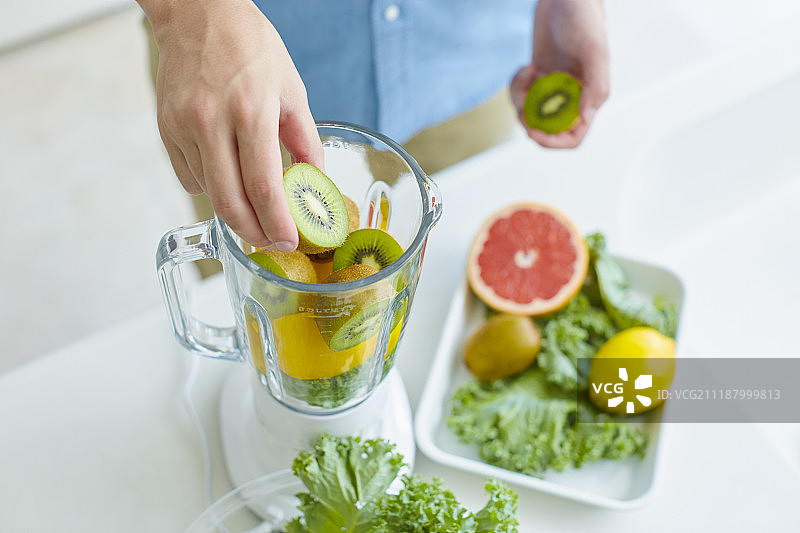 在厨房里做冰沙的日本男人图片素材