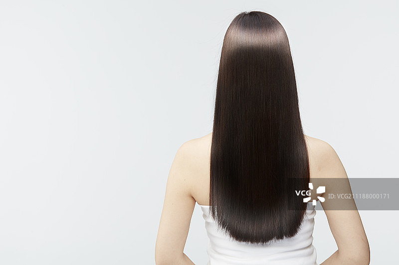 拥有一头秀发的日本青年模特图片素材